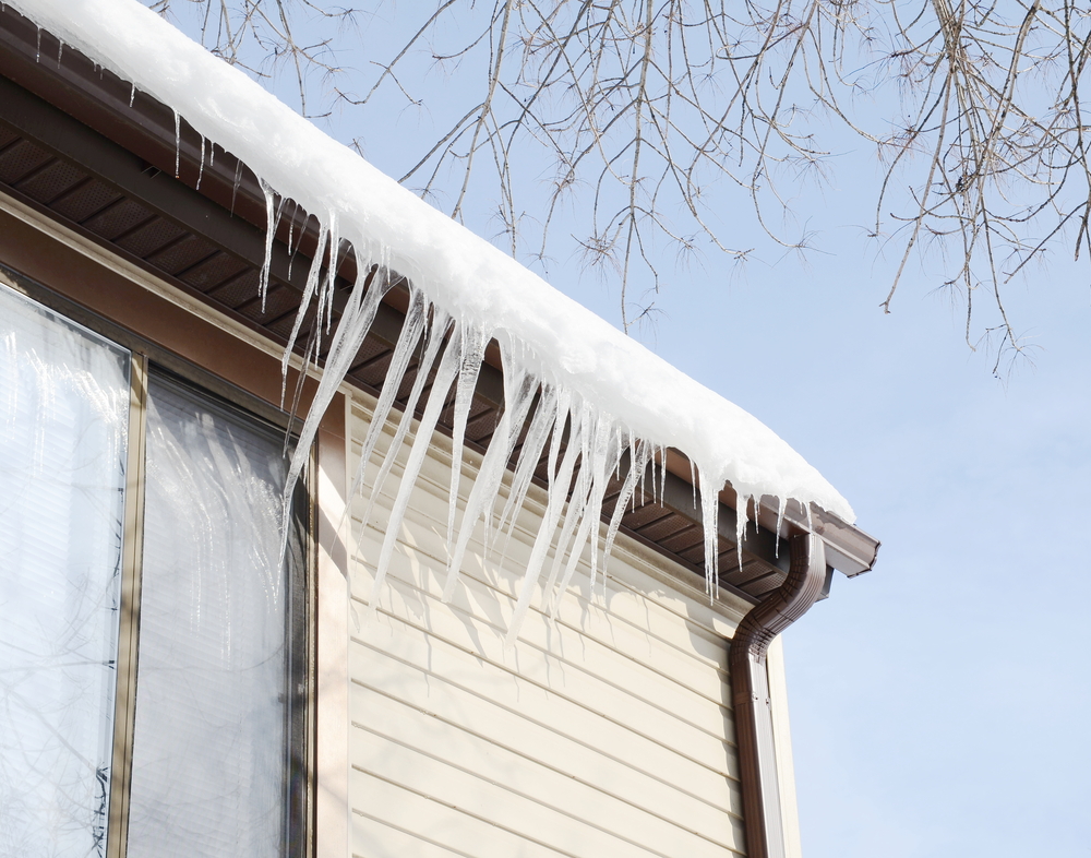 Clogged gutters and downspouts can cause damage to your home or roof | Gutter replacement and gutter cleaning services from North Shore Home Works services Chicago, Northbrook, Highland Park, Lake Forest, Lake Bluff, Glenview, Kenilworth, Wilmette, Winnetka, and surrounding IL areas